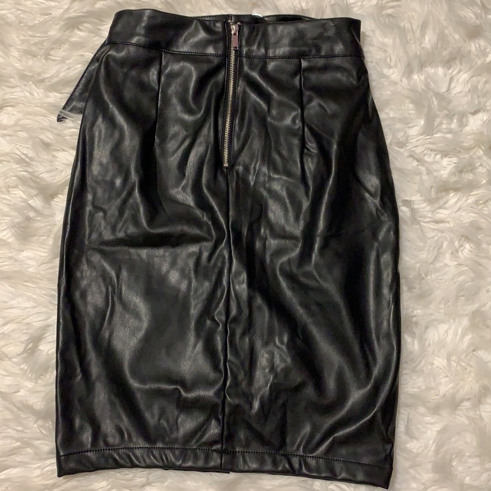Black Belted Faux Leather Skirt 🖤 - Picture 5 of 6